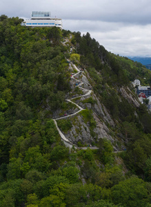 在挪威阿勒松的阿克斯拉山上，被称为Fjellstua Utsiktspunkt或Fjellstua的观点。无人机鸟瞰图。2019