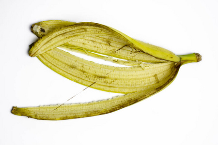 没有新鲜的香蕉皮躺在孤立的白色背景上。