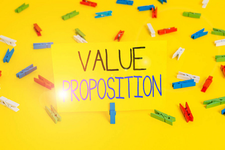 概念图片功能旨在使公司或产品吸引人的彩色衣夹纸空提醒黄色地板背景