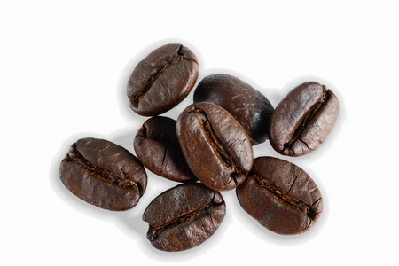 白背上分离的烤咖啡豆的咖啡背景