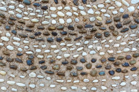 鹅卵石小路黑白相间的鹅卵石小路的俯视图是一条弯曲的小径,在混凝土