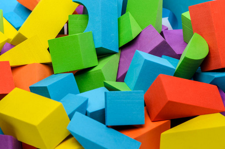 各种形状的彩色木制玩具块.照片