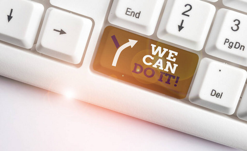 商业照片展示你自己强大的能力演示白色电脑键盘与笔记纸以上的白色