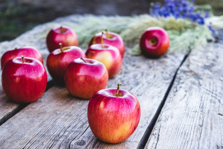 木头桌子上有很多苹果。维生素和健康饮食。素食概念。