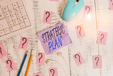 写下战略计划的笔记。商业照片展示了一个系统化的过程，设想未来的书写工具和涂鸦纸在木桌上。
