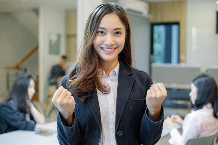 亚洲女企业家的成功与成功理念快乐团队wi