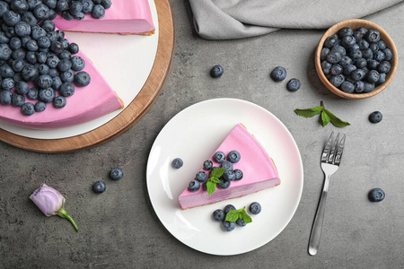 灰桌上的美味蓝莓蛋糕平铺组合图片
