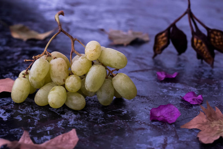用叶子装饰的一串葡萄照片