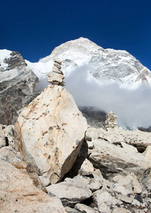 尼泊尔喜马拉雅山，马卡鲁山，石头金字塔