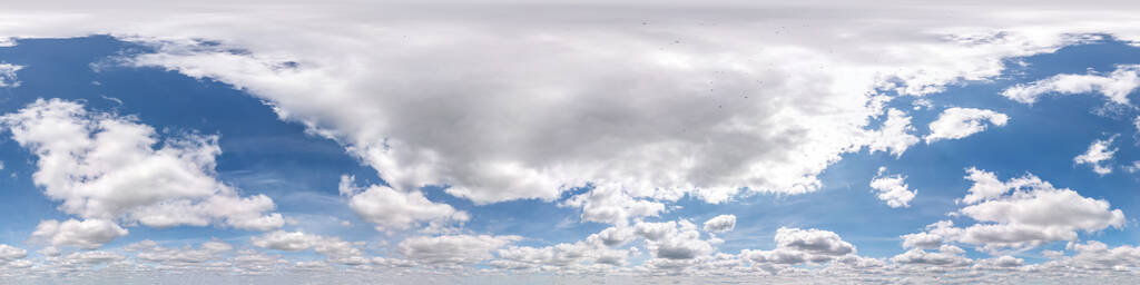 蓝天白云。无缝hdri全景360度角视图，可用于3d图形或游戏开发，如天空穹顶或编辑无人机拍摄