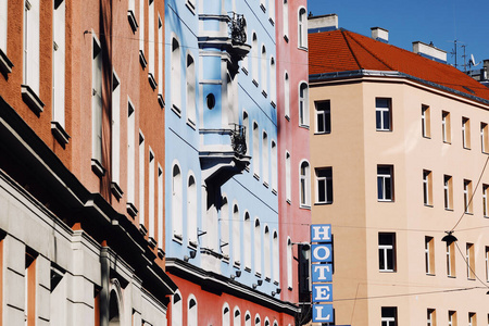 彩色墙壁背景上的蓝色酒店招牌图片