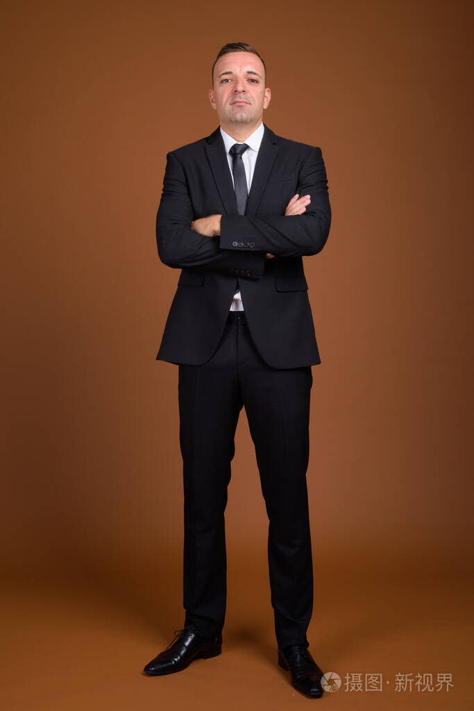 商人站着穿西装的全身照