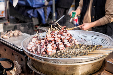 韩国首尔明洞蒸章鱼腿街食品