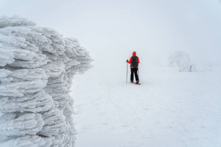 冬季运动。背包雪女徒步旅行者