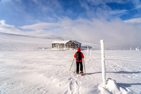 冬季运动。背包雪女徒步旅行者