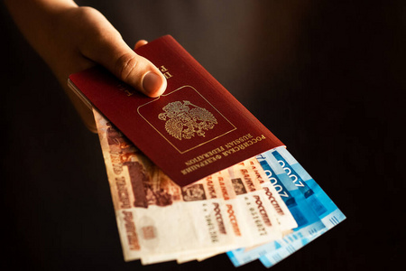 俄罗斯护照和钱在男人手里。