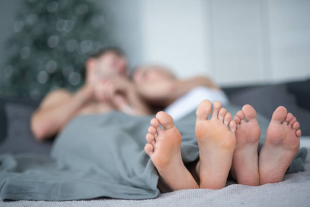 男女双腿的特写镜头.