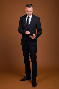 毕业西装照商人站着穿西装的全身照照片