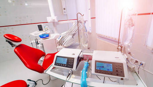 牙科医学医疗设备和口腔医学概念新型现代牙科诊所办公室内部，带椅子