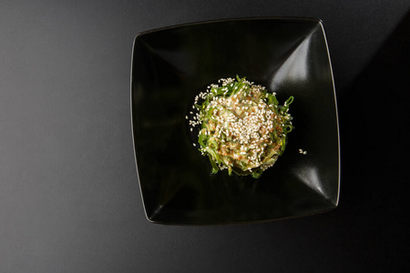 传统的日本朱卡海藻沙拉，黑底黑底黑底黑底黑果酱。水平照片。