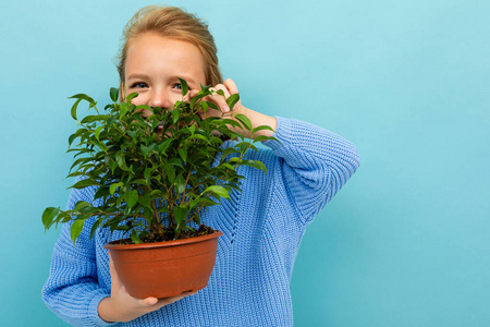 可爱的 女孩 站立 小孩 美女 植物 白种人 漂亮的 乐趣