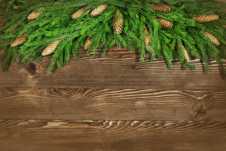 木板背景上的圣诞冷杉树，带复制空间