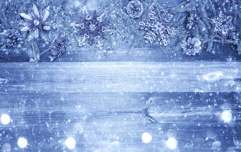 冬季背景，冷杉树枝装饰和雪