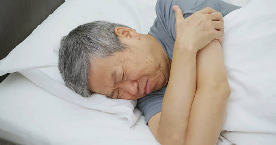老人失眠照片
