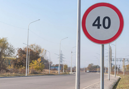 新疆雪山公路限速路标图片