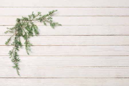 白色木质背景上的杜松枝。圣诞节和新的
