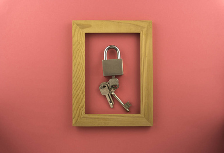 lock and key isolated by pink colour background. 照片
