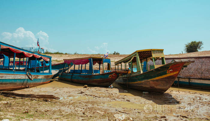柬埔寨皮安邦和洞里萨湖附近的河面上漂浮着的村庄船只
