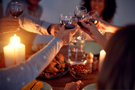 吃饭 女人 葡萄酒 成人 食物 乐趣 制作 在室内 朋友