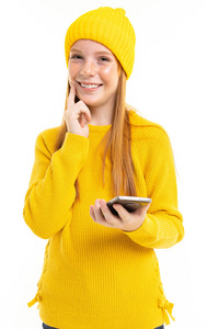 女人 冬天 帽子 温暖的 电话 成人 时尚 幸福 毛衣 白种人