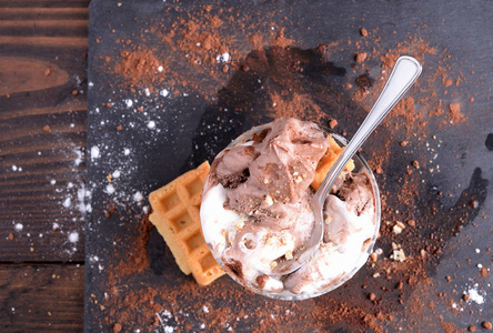 三种口味巧克力冰淇淋的玻璃杯图片