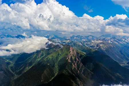 夏天高加索山脉和多云的天空