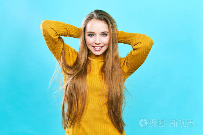 一个漂亮女孩的画像 戴着黄色的帽子和毛衣 看着镜头笑得可爱 照片 正版商用图片25imjg 摄图新视界