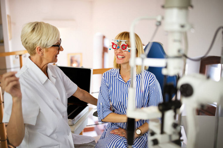 医生 病人 视野 医疗保健 验光师 视网膜 检查 眼部护理