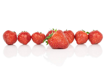 新鲜的红草莓分离在白色