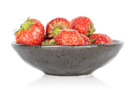 新鲜的红草莓分离在白色