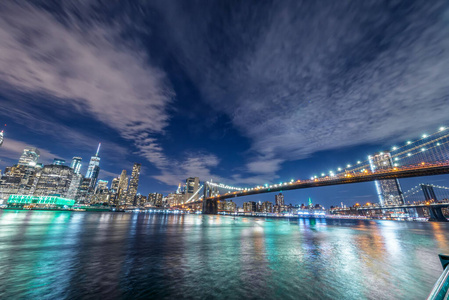曼哈顿和布鲁克林大桥的天际线，夜景