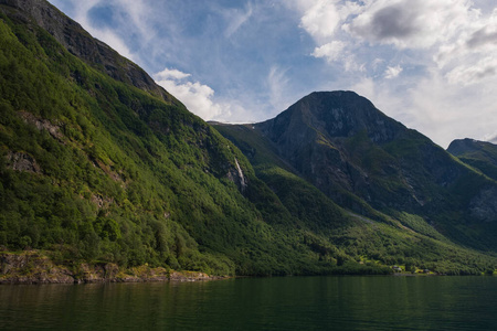 2019年7月在挪威的Aurlandsfjord。