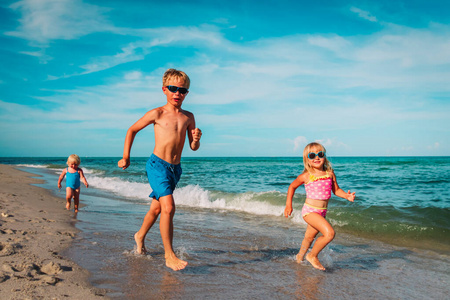 快乐的孩子们小男孩和女孩在海滩上玩