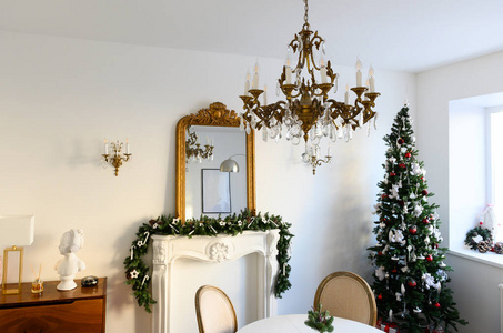 漂亮的霍尔迪用圣诞树装饰房间，下面放着礼物