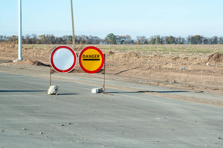 道路警示标志道路修缮前，应在平坦的柏油公路上，禁止通行，禁止通行和危险