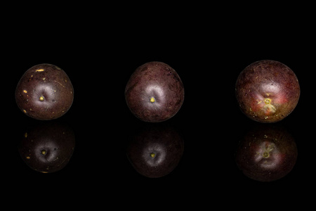 地球的果实黑色玻璃上隔离的甜的黑西番莲果实照片