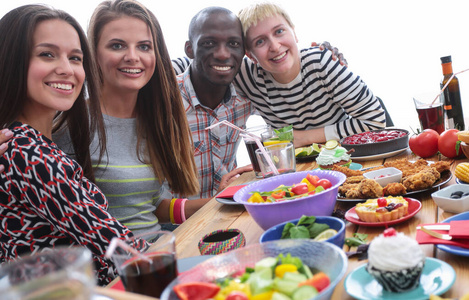 法国人吃饭图片