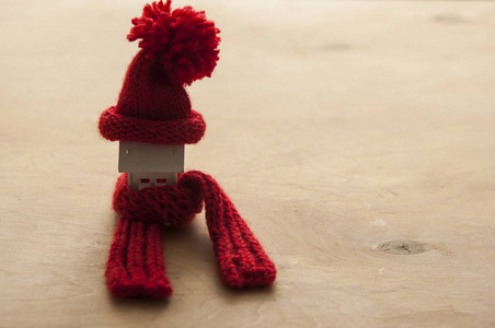 特写概念微型模型房子与红色羊毛围巾ha