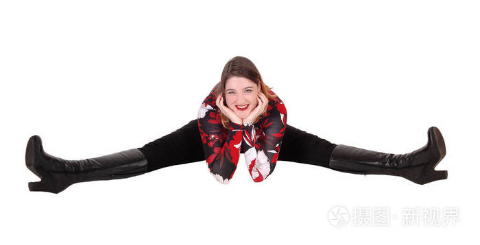 坐在地板上双腿张开的小女孩