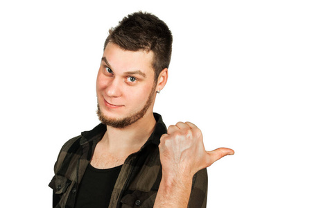 一个留着胡子的年轻人用手指指了指侧面,在白色背景下与世隔绝.照片